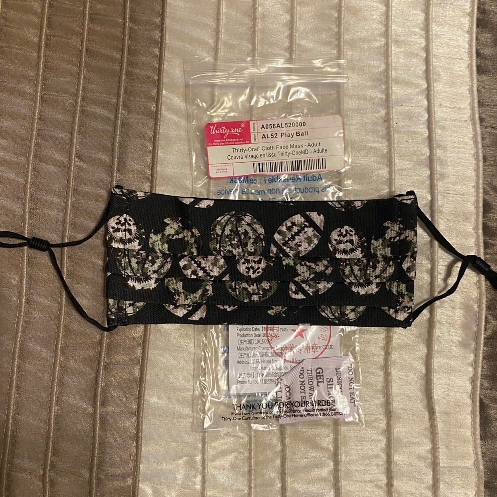 NEW - Thirty-One Gifts Adult Face Mask Play Ball NEW. Unisex.